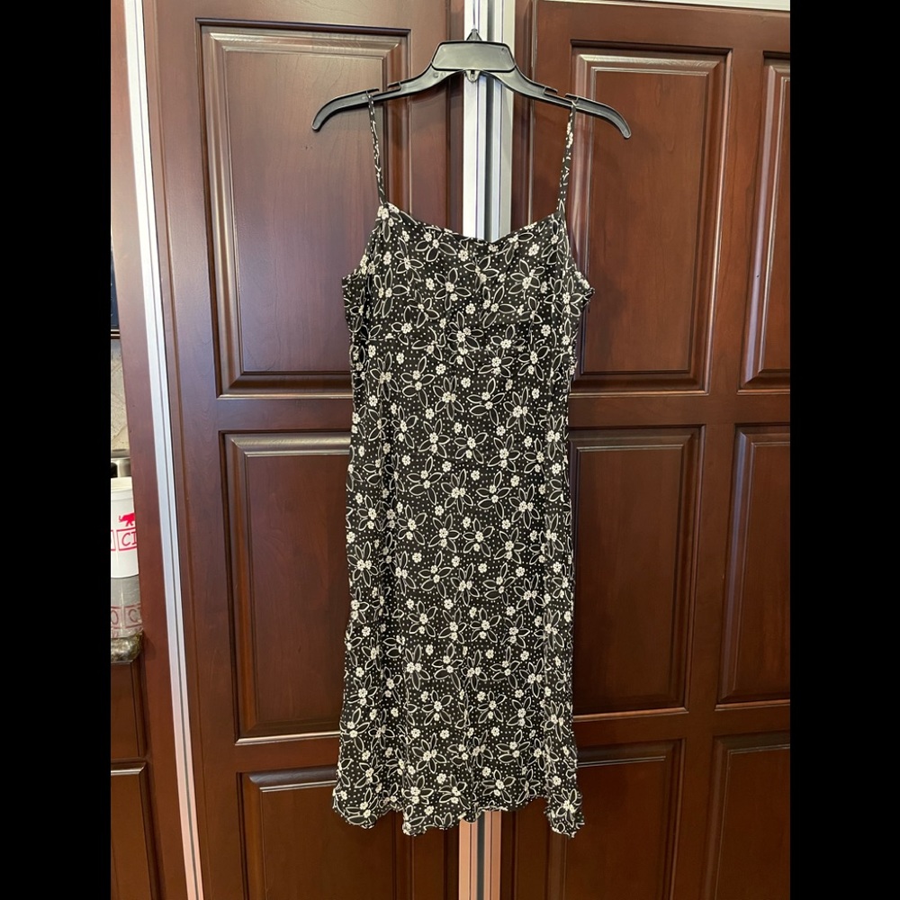 Ann Taylor LOFT (10) black & white floral dress.